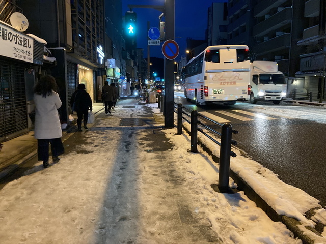 IMG_0368 大雪 まだ凍結 三条通歩道.jpg